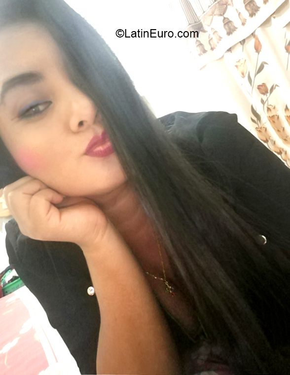 Date this tall Ecuador girl Mariela from Santo Domingo EC416