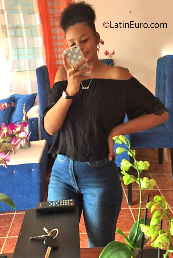 Date this foxy Dominican Republic girl Elizabeth from Santo Domigo DO37206