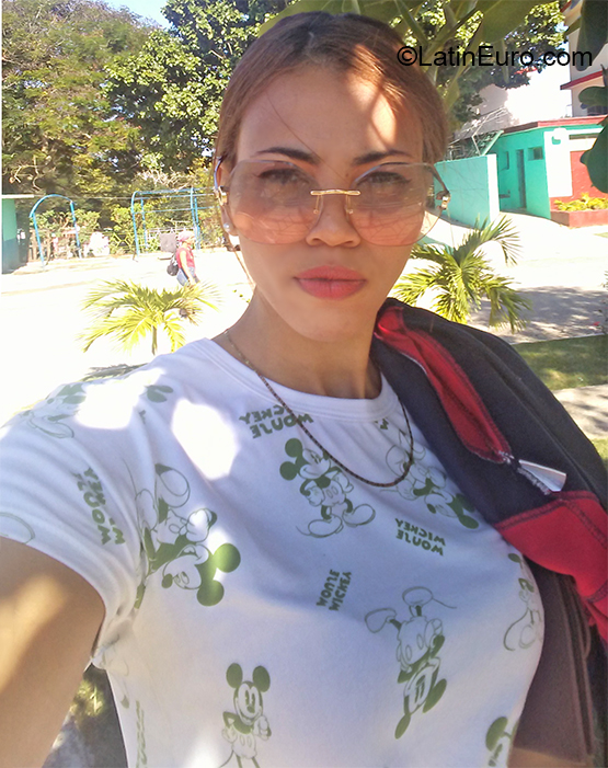 Date this athletic Cuba girl Yailen from Havana CU646