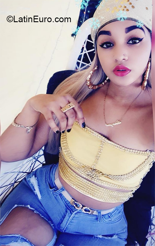 Date this voluptuous Dominican Republic girl Genesis from Santo Domingo DO37301
