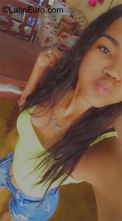 Date this attractive Dominican Republic girl MAYELIN from Moca DO37489