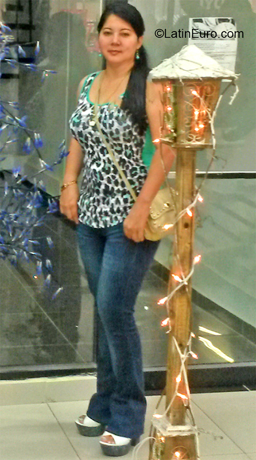 Date this tall Colombia girl Yury from Cali CO26793