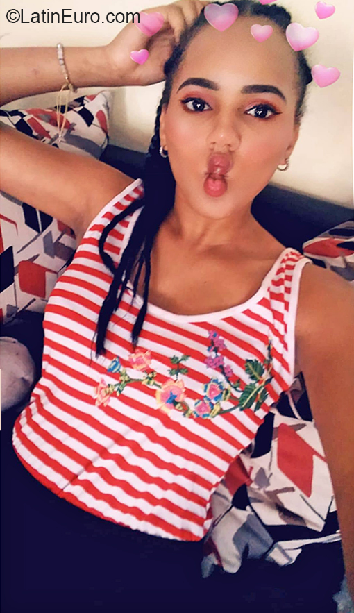 Date this hot Dominican Republic girl Esmaily from Santo Domingo DO37410