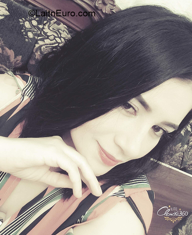 Date this fun Ecuador girl Damaris from Quito EC434