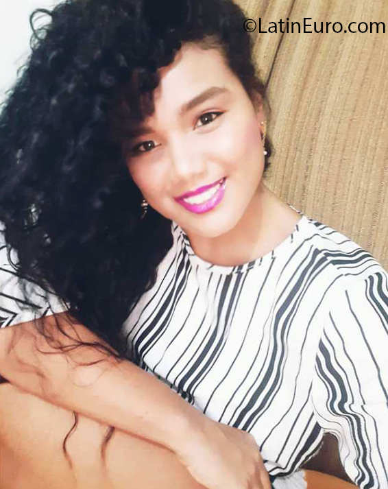 Date this attractive Colombia girl Maria from Cartagena CO26919