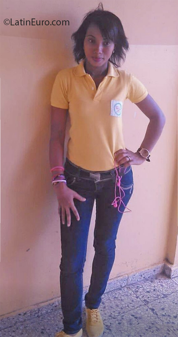 Date this hard body Chile girl Leana from Santiago CL163