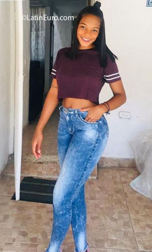 Date this beautiful Colombia girl Valeria from Cali CO26957