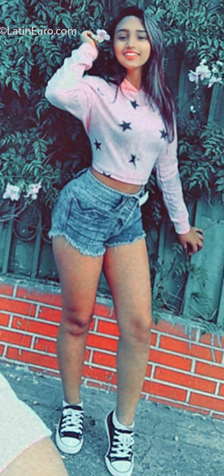 Date this charming Venezuela girl Daniela from Caracas VE3094