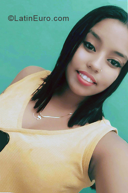 Date this sensual Cuba girl Yaimelis from Artemisa CU674