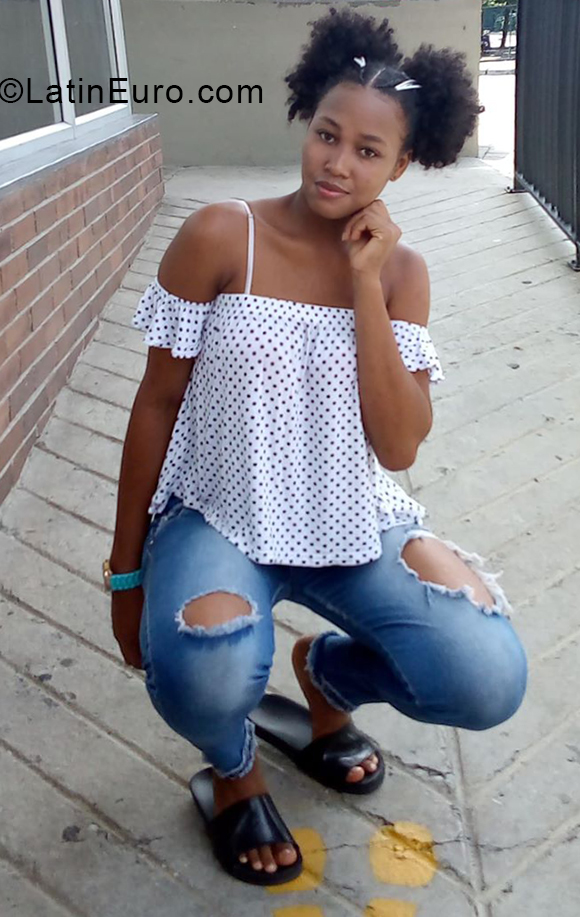 Date this foxy Colombia girl Alicia from Medellin CO27187