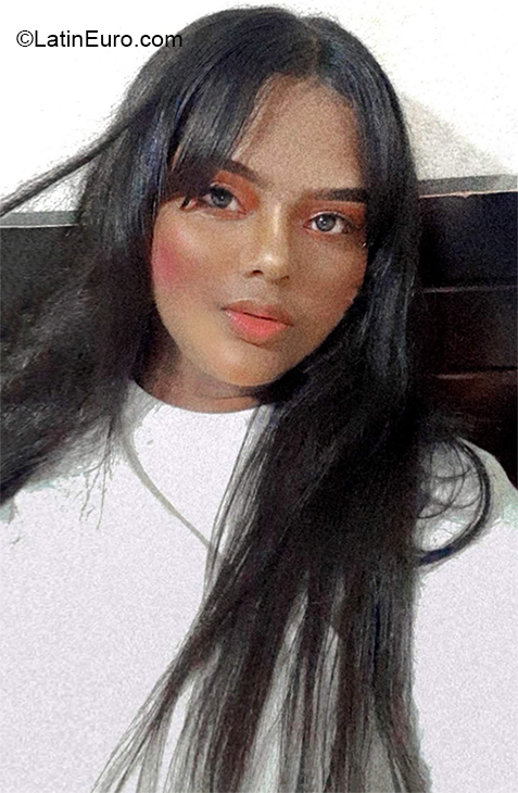 Date this passionate Colombia girl Paola from Barranquilla CO27213