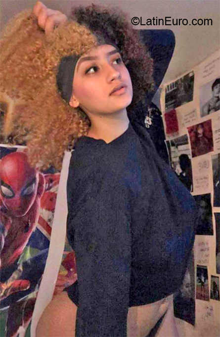 Date this attractive Dominican Republic girl Sara from Santo Domingo DO38014