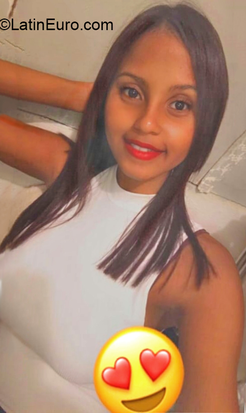 Date this foxy Dominican Republic girl Laura from Santo Domingo DO38194