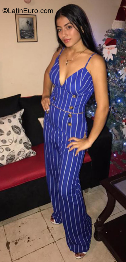 Date this pretty Colombia girl Vanessa from Buenaventura Valle CO27478