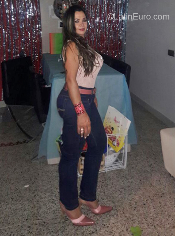 Date this hard body Colombia girl Luz from Medellin CO27548