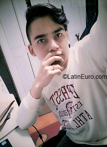 Date this happy Colombia man Deimer from Bogota CO27657