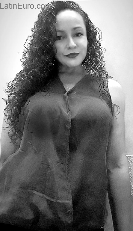 Date this exotic Colombia girl Luz from Bogota CO27658