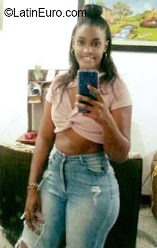 Date this happy Colombia girl Yuliana from Cali CO27739