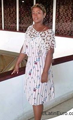Date this good-looking Cuba girl Milaisys from Santiago de Cuba CU703