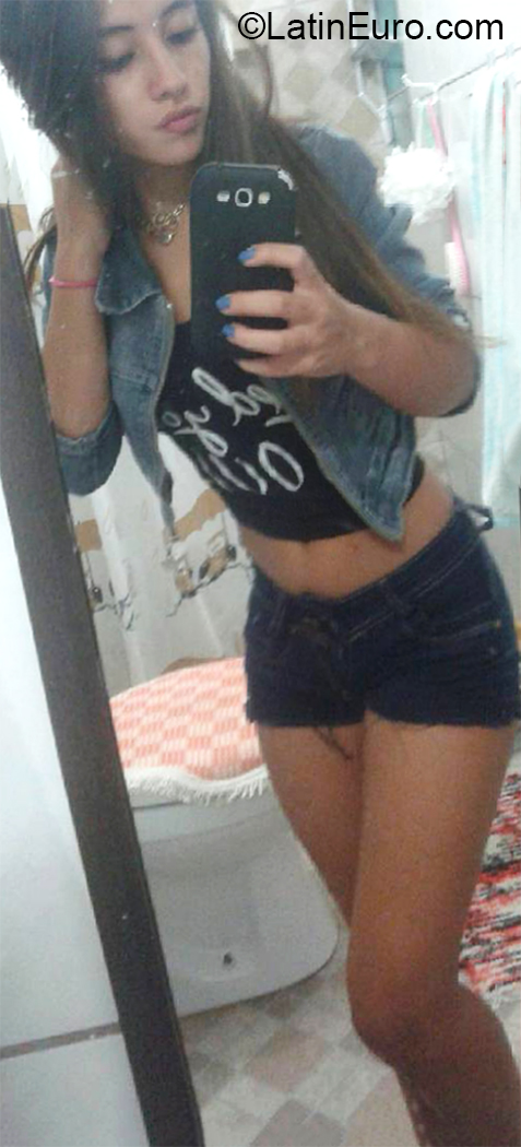 Date this nice looking Argentina girl Carla from San Martin AR459