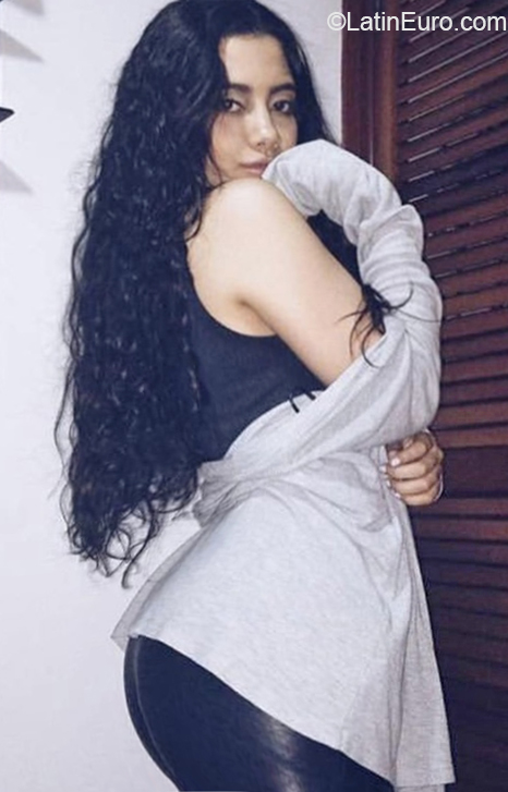 Date this happy Venezuela girl Verona from Caracas VE3337