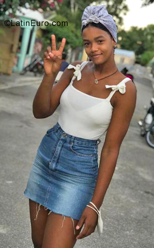 Date this happy Dominican Republic girl Lianyi from Hato Mayor DO38639