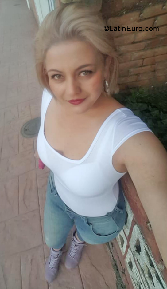Date this attractive Colombia girl Milena from Bogota CO28384