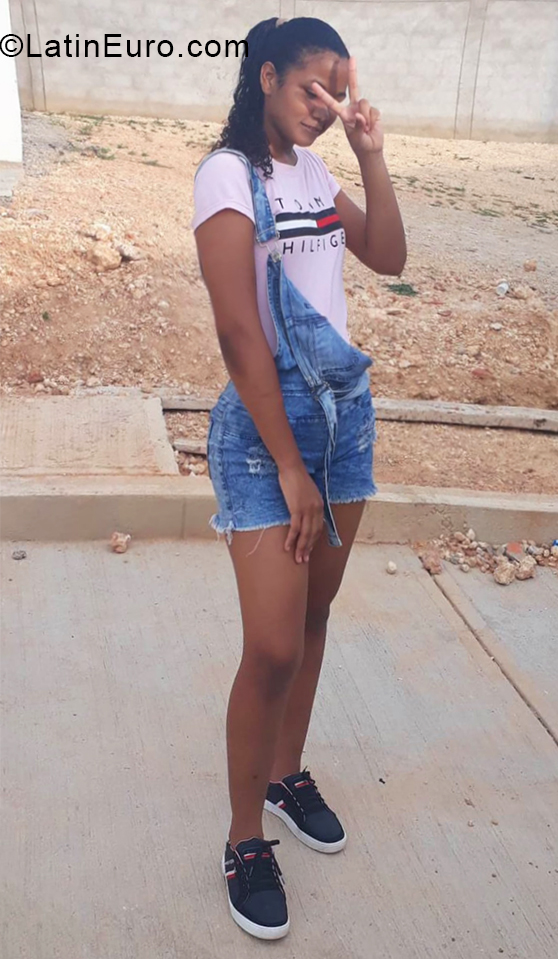 Date this exotic Colombia girl Naleth from Cartagena CO28448