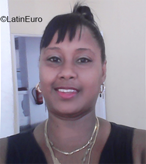 Date this charming Cuba girl Kirenia from Sanriago De Cuba CU727