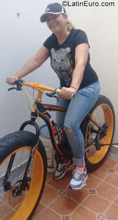 Date this exotic Colombia girl Maria from Pereira CO28752