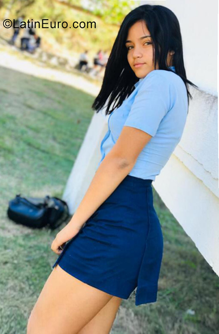 Date this tall Cuba girl Angie from Havana CU746