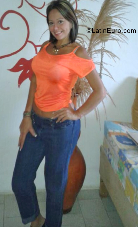 Date this beautiful Venezuela girl Rasi from Maracay VE3654