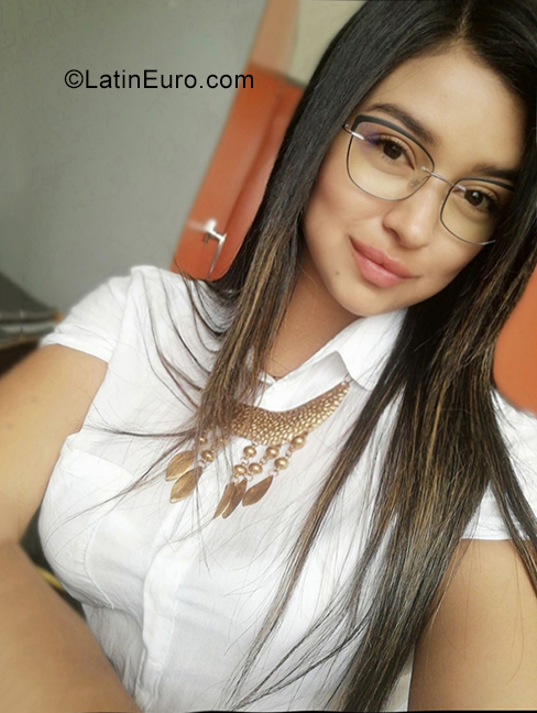 Date this voluptuous Colombia girl Moni from Bogota CO29266