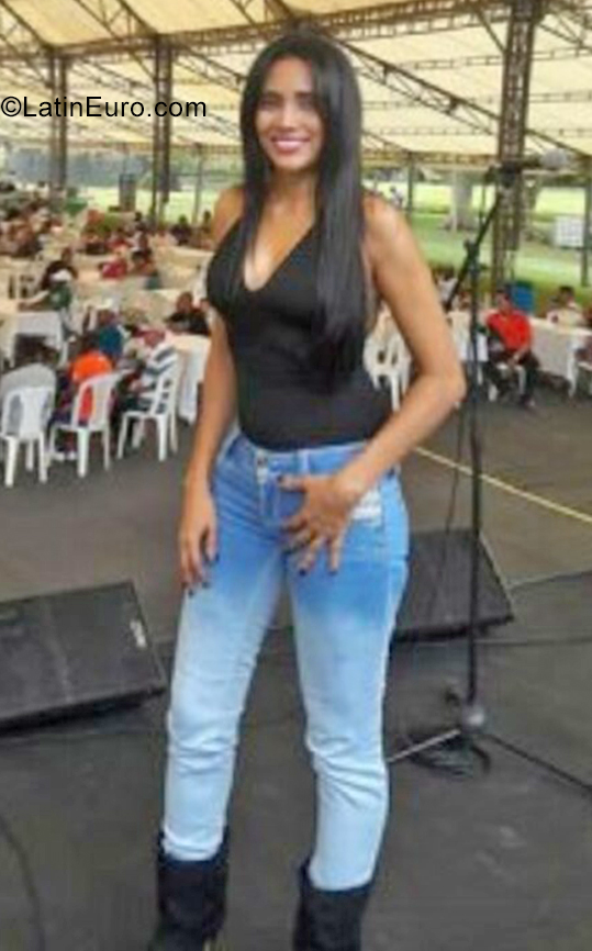 Date this exotic Colombia girl Leonela from Cali CO29309