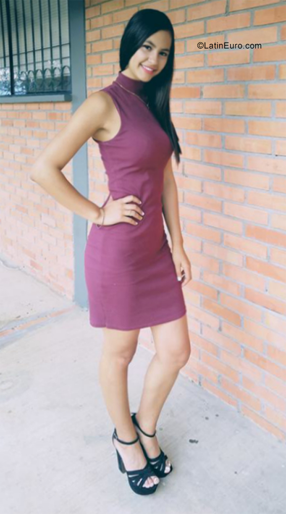 Date this attractive Colombia girl Andrea from Bucaramanga CO29432