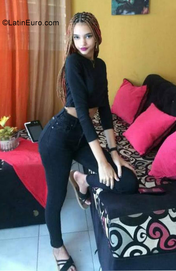 Date this sensual Dominican Republic girl Aivi from Santo Domingo DO39360