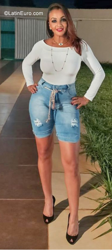 Date this attractive Brazil girl Jucelia from Brasilia BR11332