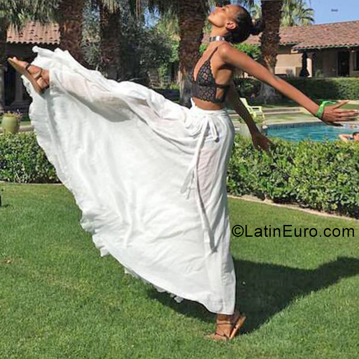 Date this nice looking Canada girl Mar from  CO29775