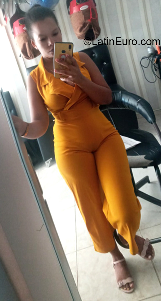 Date this foxy Dominican Republic girl Yeisa from Santo Domingo DO39611