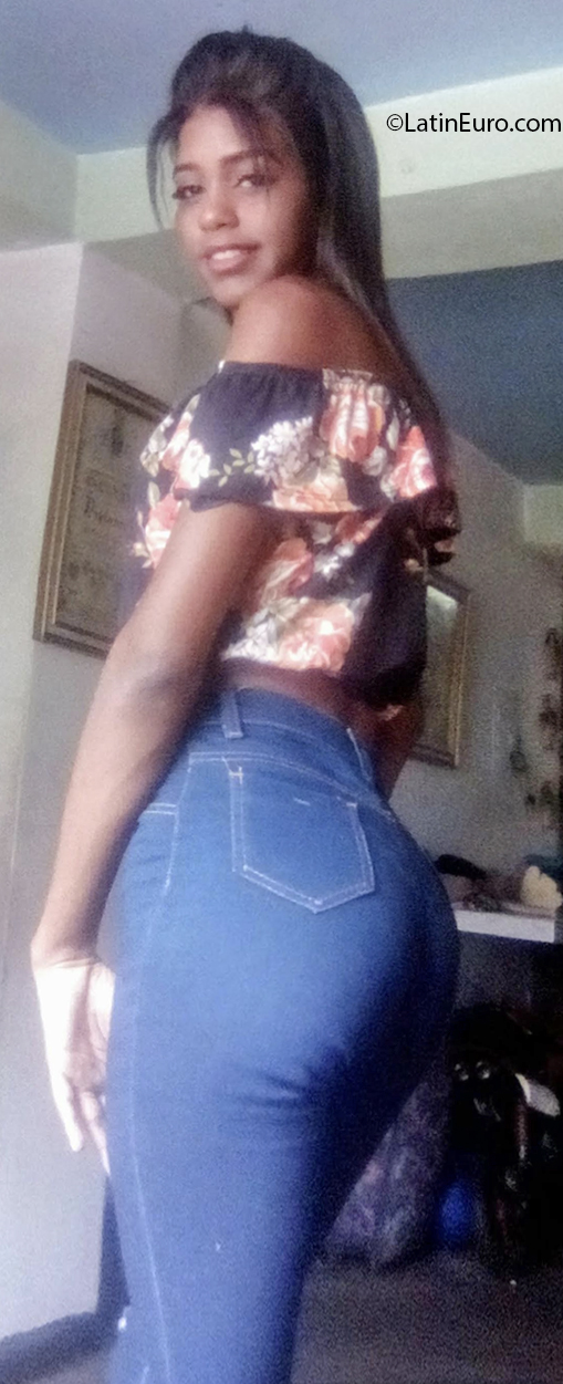 Date this attractive Venezuela girl Andrea from Caracas VE3921