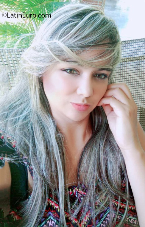 Date this delightful Venezuela girl Johana from Valencia VE3978