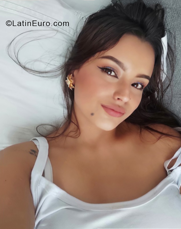 Date this attractive Colombia girl Antonella from  CO30115