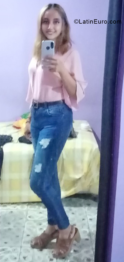 Date this happy El Salvador girl Fatima from San Salvador SV166