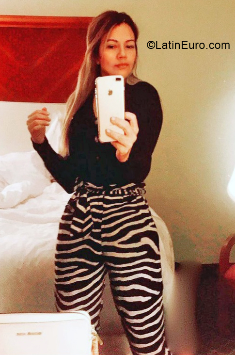 Date this gorgeous Colombia girl Aubrey from Bogota CO30999
