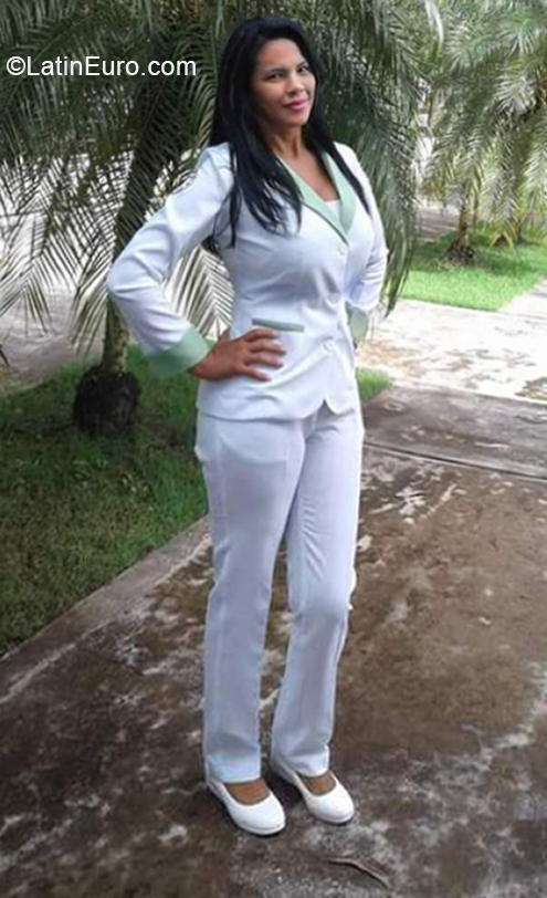 Date this nice looking Dominican Republic girl Alexa Estafania from La Vega DO39867