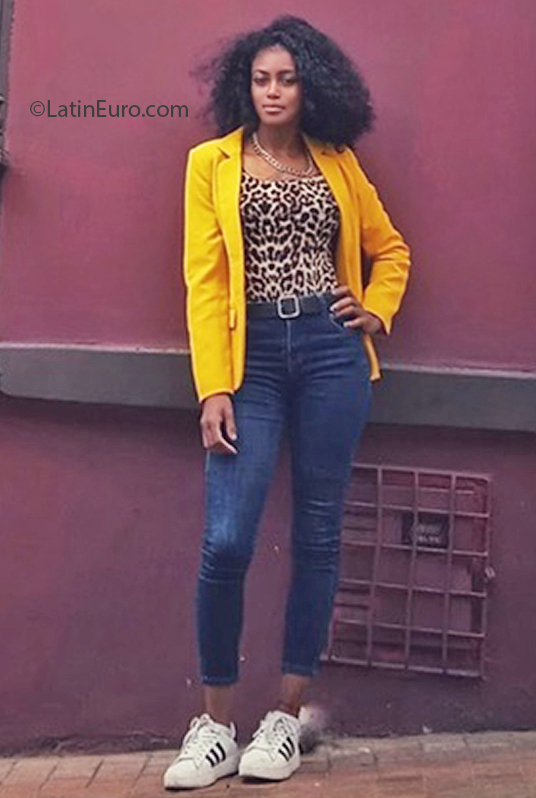 Date this hard body Colombia girl Lizeth from Bogota CO30608