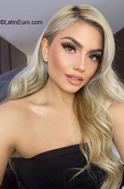 Date this voluptuous Colombia girl Natalia from Bogota CO30673