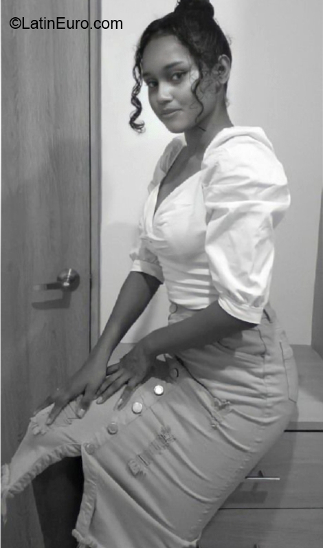 Date this lovely Canada girl Nay from Toronto CA861