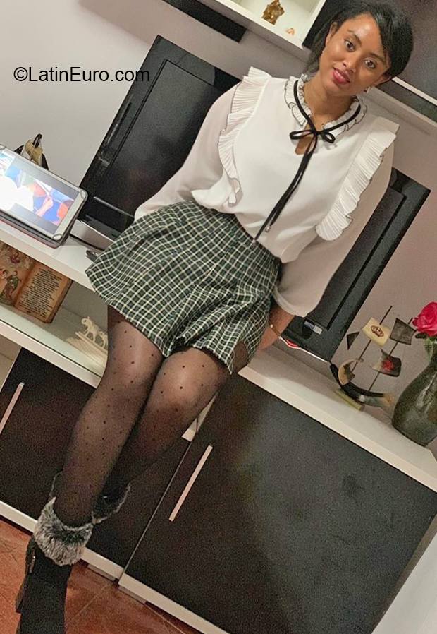 Date this gorgeous Spain girl Luca from Madrid ES652