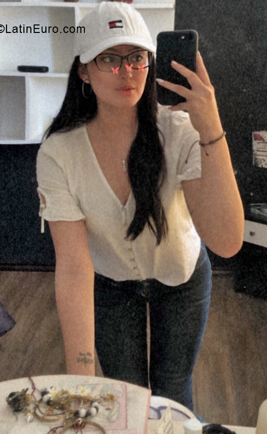 Date this tall Ecuador girl Pamela from Quito EC847